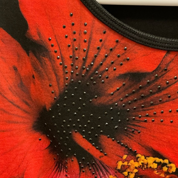 Red hibiscus flower top.Petite medium. - Picture 3 of 6